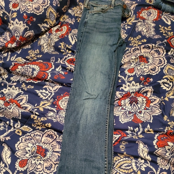 Hollister Jean's - Picture 2 of 3